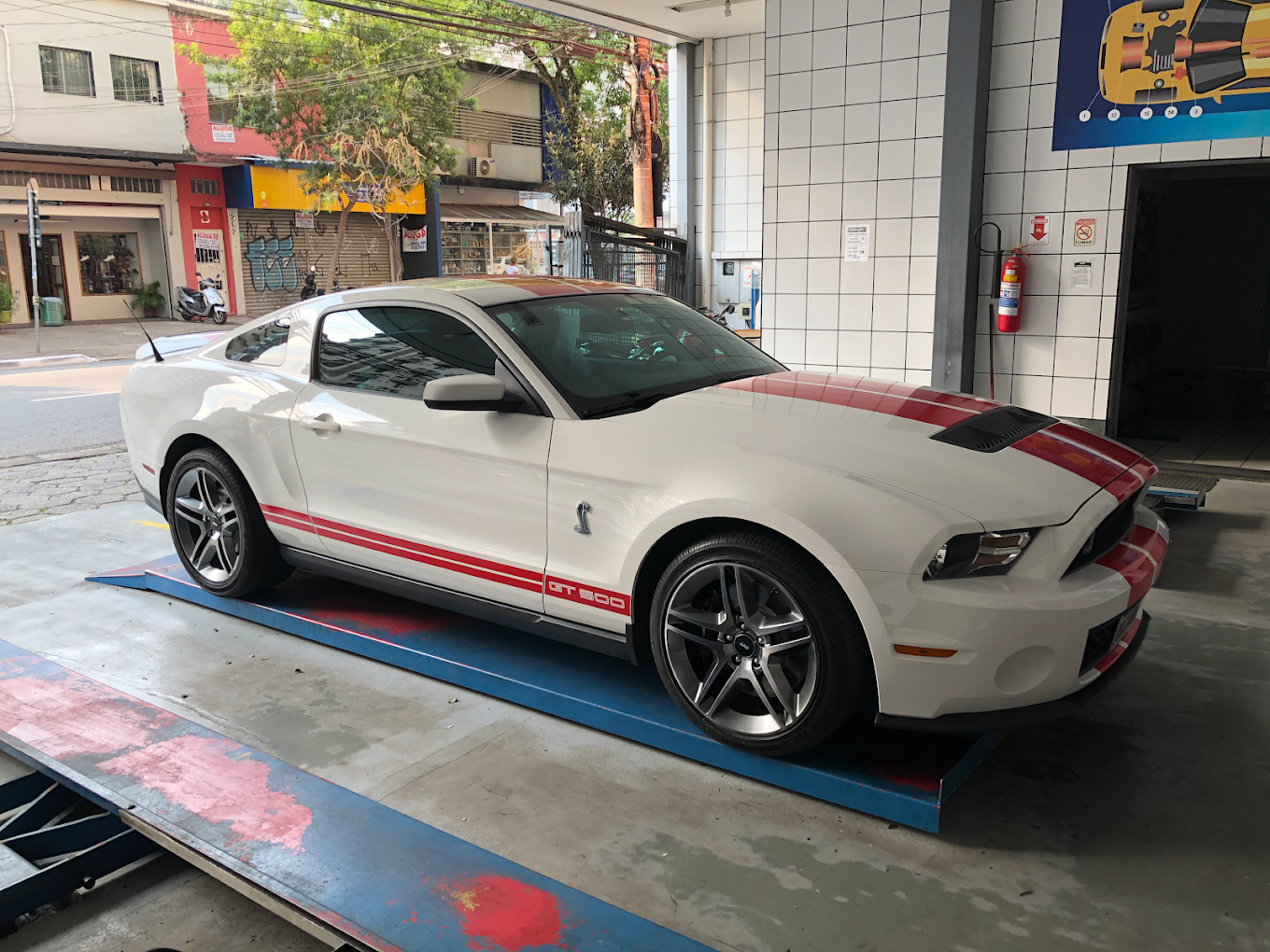 Veículo importado de luxo atendido na Cernev Morlans